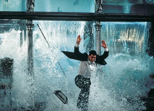 ▲《不可能的任務》電影系列從第一集起就被戲稱是湯姆克魯斯主演的「湯姆歷險記」，幾乎沒有原作影集的團隊合作模式。（圖／摘自IMDb）