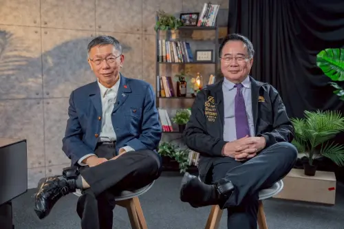 蔡正元、柯文哲翹腳大秀電子腳鐐！律師看傻眼：犯罪還引以為傲？
