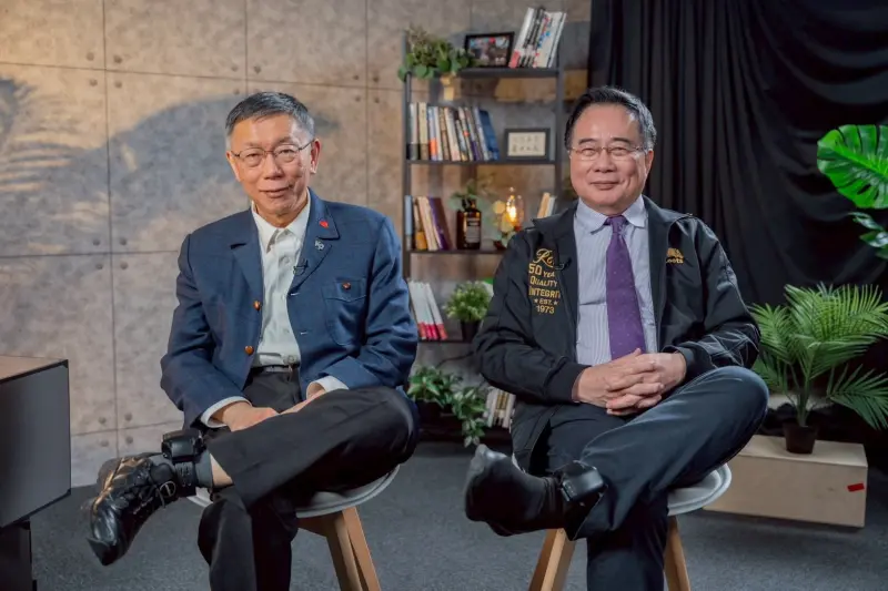 ▲柯文哲、蔡正元高調合影，兩人翹著二郎腿、秀出電子腳鐐。（圖／翻攝自蔡正元臉書）