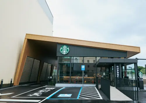 ▲星巴克「大甲中山門市」以在地藺織工藝為靈感，融合地方文化元素。（圖／星巴克starbucks.com.tw）