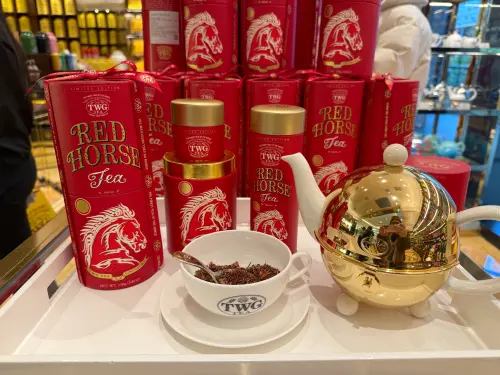 ▲TWG Tea盛品系列「赤馬迎禧茶」單罐110g新台幣1450元。（圖／記者蕭涵云攝）