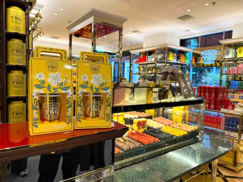 ▲TWG Tea外帶杯設計靈感來自品牌標誌性的鍍金茶壺，每款使用專用過濾水現沖泡，450毫升茶款230元附贈提袋、吸管與配件。（圖／記者蕭涵云攝）