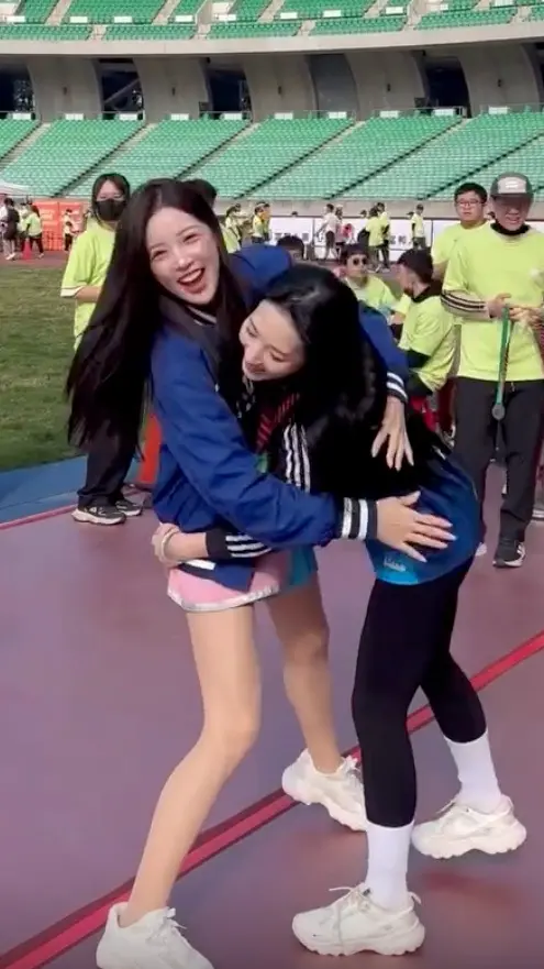 ▲朴旻曙（右）成功在台灣挑戰人生首次半馬，好友李晧禎（左）在終點等她，幫她掛上獎牌。（圖／翻攝自阿努Threads@anu_takislingkian）