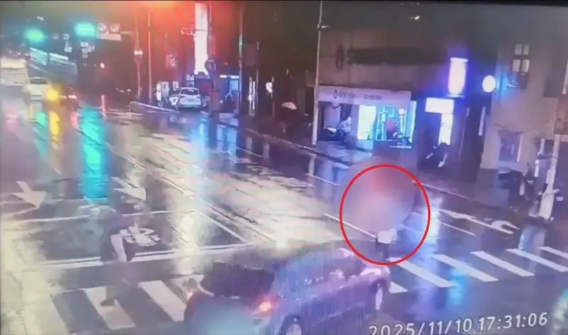 ▲藝人夫妻撞到阿嬤，導致對方送醫宣告不治，監視器還原車禍瞬間。（圖／翻攝畫面）