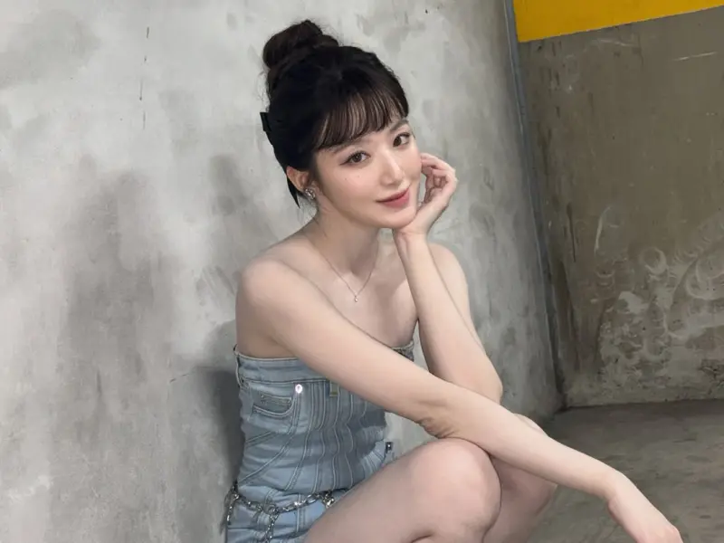 ▲舒華9日PO出多張美照，被粉絲留言問長太漂亮的困擾，本人竟超兇解答：「一堆髒東西容易大驚小怪吧」。（圖／舒華IG@yeh.shaa_）