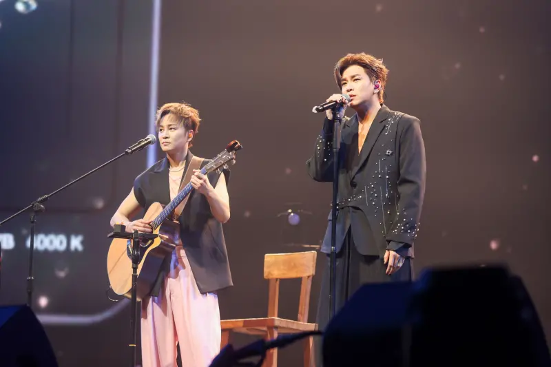 ▲Energy書偉（左）在演唱會台上，走到舞台邊緣，彎腰親吻坐在台下挺著4個月雙胞胎孕肚的太太謝京穎，老婆會後表示在社群平台上表示，激動得流鼻血不止。（圖／相信音樂提供）