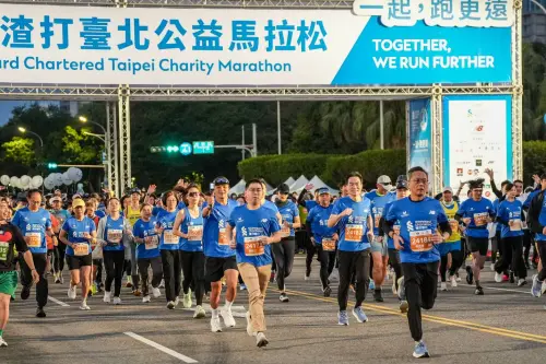 最萌跑者不到1歲！渣打台北馬拉松2.6萬人開跑　公益募款破319萬

