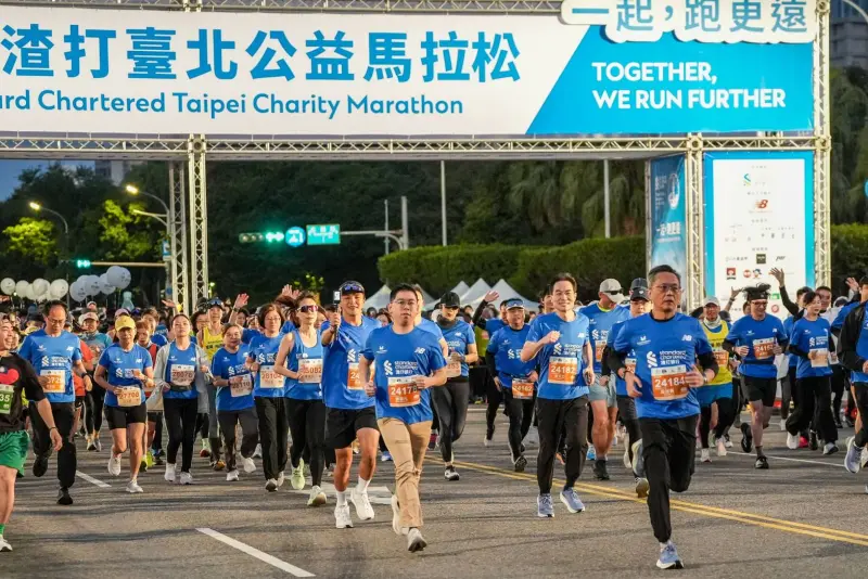 ▲2026渣打台北公益馬拉松今（11）日清晨開跑，2.6萬人報名參加，年齡橫跨0歲至88歲，其中最萌跑者不到1歲，在家人陪伴下完成3公里賽程。（圖／渣打銀行提供）