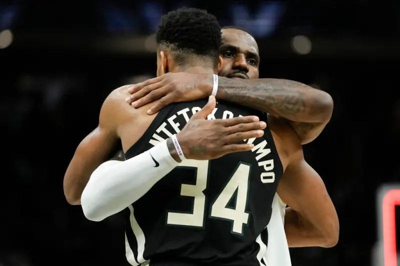 字母哥圓夢收藏詹皇「原味球衣」! LeBron1舉動超暖未鬆口退役