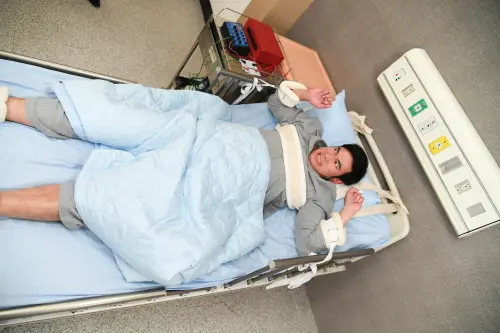 ▲談到拍攝過程，亮哲笑說這場戲別以為只是躺在床上，其實一點都不輕鬆，不只情緒要一次拉到最滿，連表情、肢體反應都得精準到位。（圖／三立提供）