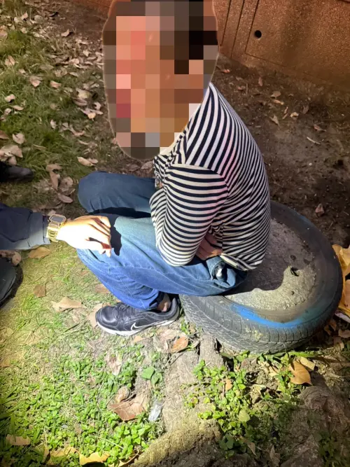 ▲新北毒駕男失控「高速猛撞臨停車」噴飛翻覆！下秒起火狂燒畫面曝。（圖／翻攝畫面）