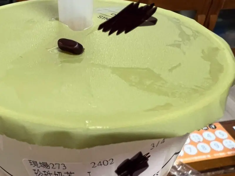 ▲台灣知名手搖品牌「大茗」昨（10）日傳出有顧客喝到異物，吐出後發現外觀像是「蟑螂蛋」，回店家反映還當場被捏爆噴汁。（圖／Threads@Minnie Lin）