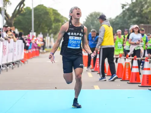 12度低溫擋不住！洪偉齊首戰渣打全馬就奪冠　沼田夏楠也刷新紀錄
