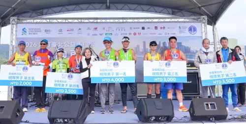 ▲視障跑者吳昌澤在陪跑員引導下，以3小時31分23秒完成全馬賽事，締造本屆視障跑者最佳成績。（圖／渣打馬拉松提供）