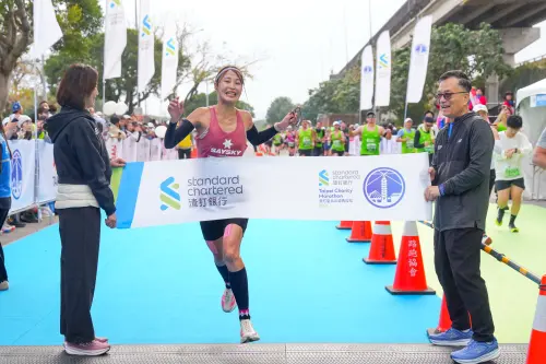 ▲女子組冠軍則由來自日本的沼田夏楠選手以2小時40分15秒二度奪冠，並且刷新個人紀錄。（圖／渣打馬拉松提供）