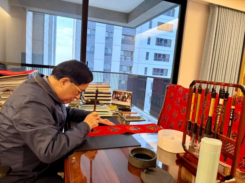 ▲前總統陳水扁近日提筆寫丙午年的獨一無二春聯：「龍飛蛇去馬奔騰，馬如遊龍車如水。」（圖／翻攝自陳水扁臉書）