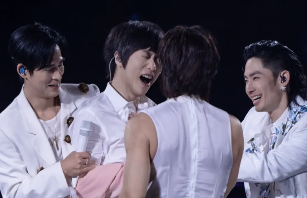 ▲阿信（左2）在《恆星之城》演唱會成都站拼了，因為不想輸給吳建豪（右1），平常包緊緊的他，首度在舞台上脫了，雖然還是留有一件衣服，但隱約可見的胸線還是讓粉絲嗨翻。（圖／翻攝自AAA銀河系小行星批發商＠微博）