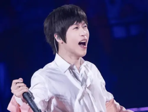 ▲五月天阿信（如圖）在《F✦Forever恆星之城》演唱會成都站，兩度脫下外套，雖然沒有全脫，衣服底下隱約可見的胸線，讓粉絲很激動。（圖／翻攝自AAA銀河系小行星批發商＠微博）