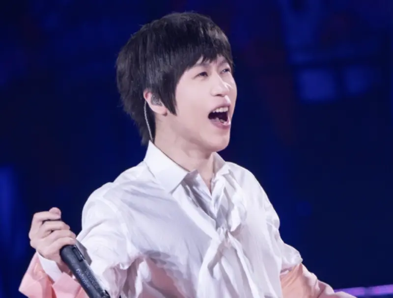 ▲五月天阿信（如圖）在《F✦Forever恆星之城》穿的粉色外套被粉絲視為不祥，因為阿信穿上它後，在上海站、成都站都跌倒，粉絲敲碗把外套丟掉，阿信也在演唱會現場脫掉、丟掉。（圖／翻攝自AAA銀河系小行星批發商＠微博）