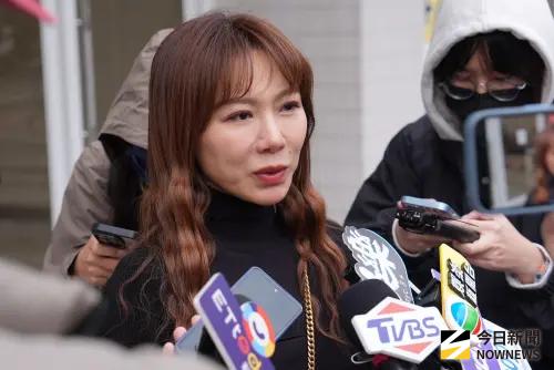 ▲佩甄是第一位前來弔唁曹西平的藝人朋友，想起兩人過往一起錄影的畫面，佩甄忍不住紅了眼眶說。（圖／記者嚴俊強攝影）