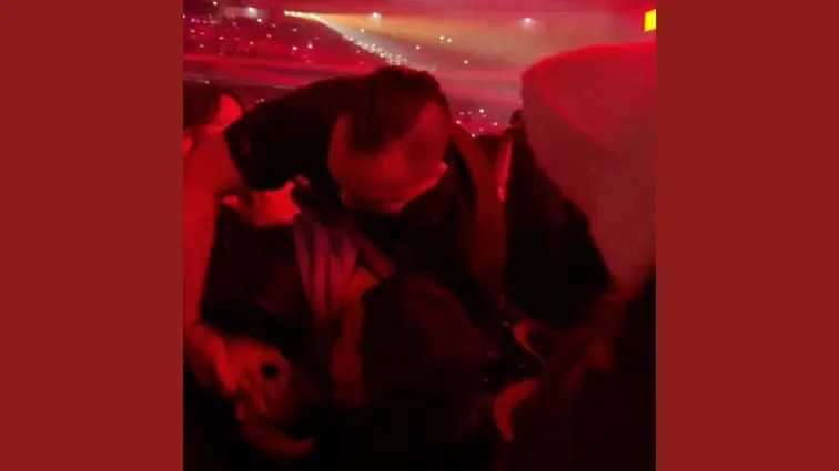 ▲金唱片頒獎典禮台灣場爆出保全奪相機爭議，雙方在大巨蛋上演諜對諜，影片傳至韓網引發熱議，支持取締與質疑執法過當聲浪交鋒，拍攝規範與處理界線成焦點。（圖／翻攝自Threads@sky_niko516）