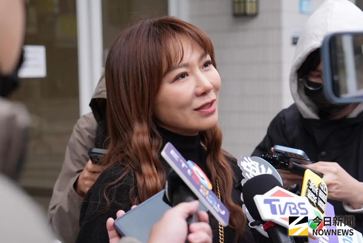 ▲曹西平靈堂開放第2天，佩甄（如圖）下午前來致意，提到曹大哥忍不住紅了眼眶說：「他永遠這麼瀟灑，很想念他，希望一切都好。」（圖／記者嚴俊強攝影）