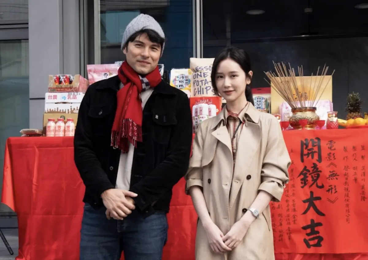 ▲以《瘋狂獨角獸》爆紅的台泰混血女星葉芷妤（右）首拍台灣電影，在新片《無形》中攜手金鐘視帝鳳小岳（左），挑戰驚悚恐怖的演出。（圖／發起日影視提供）