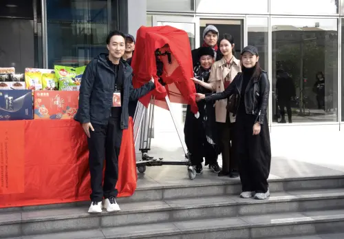 ▲《無形》宣告開鏡，除了葉芷妤（右二）、鳳小岳（右三）外，金馬獎得主呂雪鳳（右四）也參與演出。（圖／發起日影視提供）