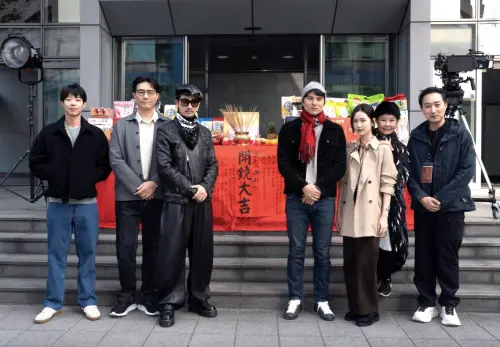 ▲《無形》舉行開鏡典禮，主要演員和導演一起祈求順利。（圖／發起日影視提供）
