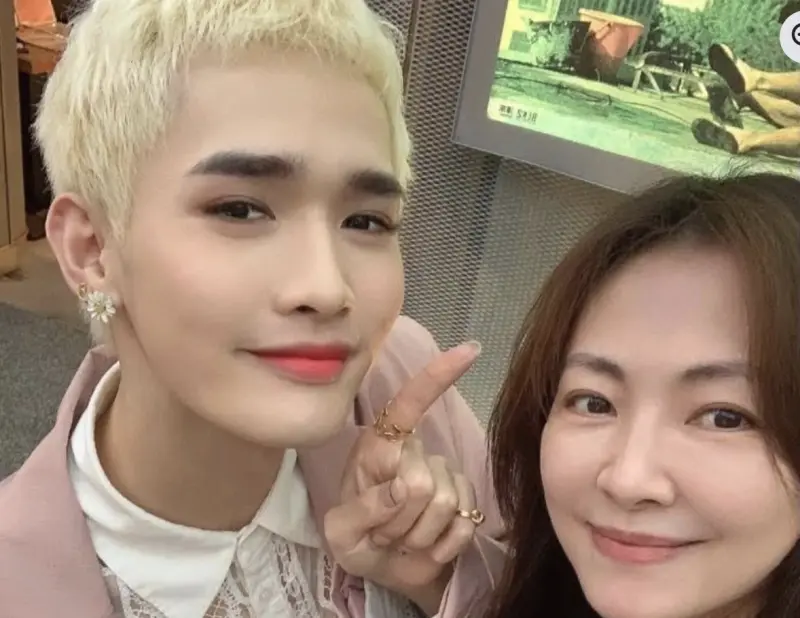 ▲鍾明軒（左）日前赴米蘭旅遊，因退稅單國家代碼遭誤植為中國導致失敗，卻遭立委郭昱晴（右）留言酸「沒事中國人，有事就台灣人」。鍾明軒拍片反擊郭昱晴「賺紅錢還喊抗中保台」，質疑其丈夫與家族在中國經商。郭昱晴發文致歉，表示願為留言道歉，但澄清丈夫僅是領台資薪水的專業經理人。（圖／翻攝自郭昱晴臉書）