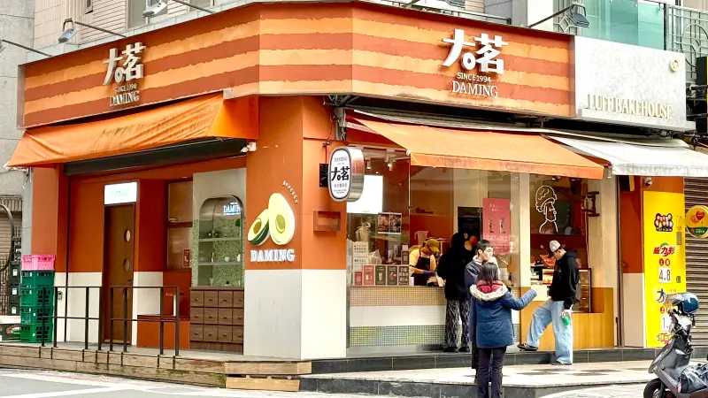 ▲AI教父輝達NVIDIA執行長黃仁勳才朝聖的大茗本位製茶堂，今台中一中店遭Threads網友爆料手搖飲料喝到疑似小強異物。《NOWNEWS今日新聞》記者直擊北市門市，店員、客人反應曝光。（圖／記者蕭涵云攝）