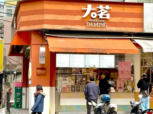 ▲記者現場觀察20分鐘內，約有7組客人上門，賣出4～5杯手搖飲料。（圖／記者蕭涵云攝）