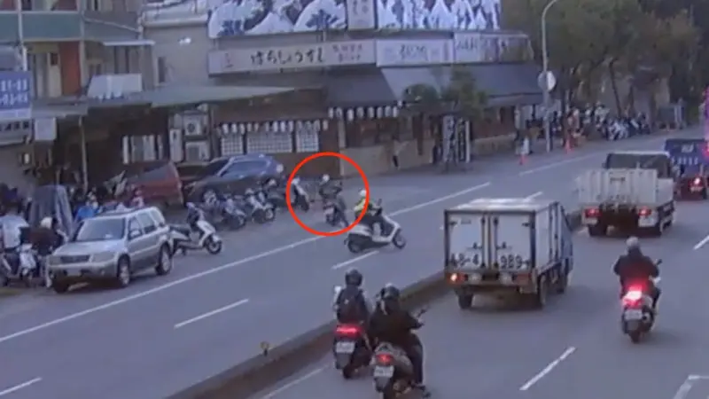 ▲一名59歲的李姓男子有多項毒品前科且遭到通緝，8日騎車行經新北市三峽區時遭到警方盯上。（圖／翻攝畫面）