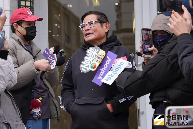 ▲ 許效舜（如圖）今（11）日現身曹西平靈堂，談到過往互動數度哽咽，感慨：「太突然了！」看到昔日的畫面，更是忍不住邊看邊流眼淚。（圖／記者嚴俊強攝影）