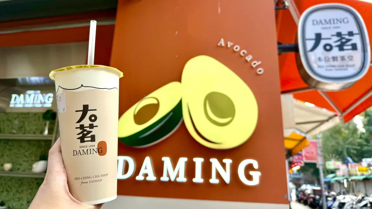 ▲AI教父輝達NVIDIA執行長黃仁勳朝聖大茗本位製茶堂，同款台味「冬瓜玉露青一分糖微冰」真實口感曝光；獨創酪梨奶蓋、烤糖蕎麥凍奶青等Top5人氣菜單推薦。（圖／記者蕭涵云攝）