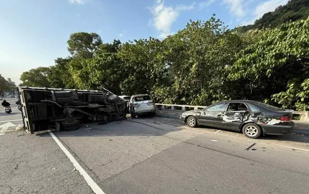 快訊/北市士林車禍!小貨車失控連環撞翻覆 駕駛脫困、9車受損