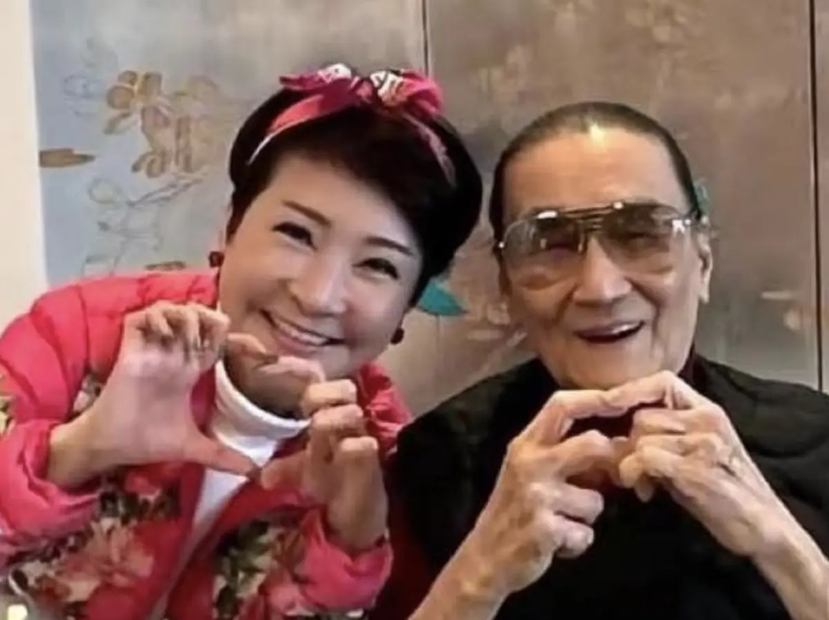 ▲謝賢（右）與狄波拉（左）離婚後沒有交惡，還維持不錯交情，謝賢還特地在狄波拉生日會上現身。兩人也曾經被見到與謝賢的初戀女友嘉玲、狄波拉的現任丈夫江耀城一起餐敘，4個人之間有3段感情糾葛，卻能和平共處。（圖／摘自 IG@hlg.2024）