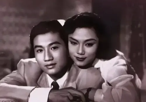 ▲謝賢（左）與初戀女友嘉玲（右）因為合作拍片結緣，戀愛談了7年最終無緣，嘉玲後來嫁給泰國富商。（圖／摘自 當代中國 YT）