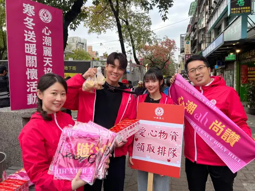 ▲衣宸（左3）攜手心潮麗天協會、兆群（左2）上街頭送物資，用陪伴守住寒冬 。(圖／心潮麗天協會提供)