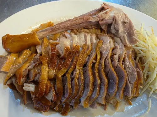 ▲「阿城鵝肉」煙燻鵝肉，是到店必點的招牌菜色。（圖／阿城鵝肉臉書）