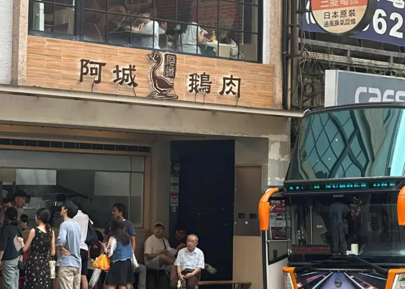 ▲多次獲得米其林必比登推薦的「阿城鵝肉」台北分店，擁有不少死忠顧客。昨（11）日業者釋出漲價公告，其中「招牌菜」半隻鵝從840元一口氣漲至900元。（圖／阿城鵝肉臉書）