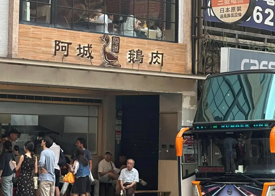 ▲多次獲得米其林必比登推薦的「阿城鵝肉」台北分店，擁有不少死忠顧客。昨（11）日業者釋出漲價公告，其中「招牌菜」半隻鵝從840元一口氣漲至900元。（圖／阿城鵝肉臉書）