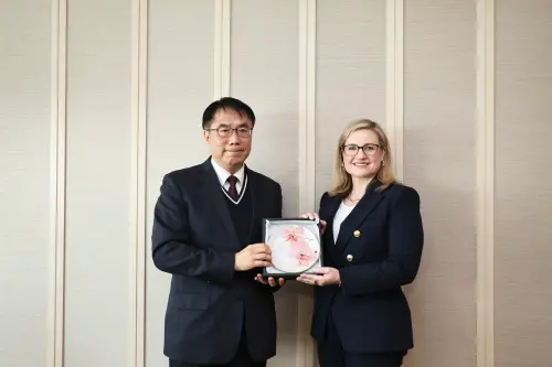 ▲台南市長黃偉哲贈送蓋蕾歌蘭花陶盤。（圖 ／南市府提供）