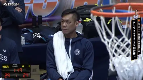 ▲富邦勇士精神領袖林志傑與領航猿中鋒丁恩迪，皆因在衝突發生時「從板凳區衝入場內」，觸犯聯盟規章，雙雙被判定為「奪權犯規」驅逐出場，這也是林志傑職籃生涯罕見因衝突遭驅逐。（圖／翻攝自PLG YouTube）