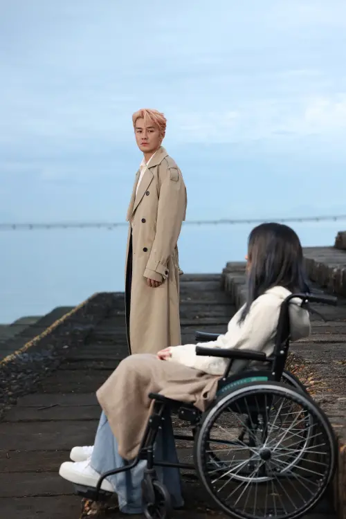 ▲戴佩妮（左）最近才剛宣布取消兩場中國演唱會，歌壇20年好友吳克群（右）找她一起合唱單曲〈念念〉，兩人親自演出ＭＶ。（圖／六度空間提供）