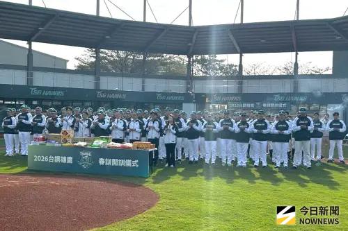 ▲台鋼科技大學舉行皇鷹學院職業運動訓練基地啟用儀式，以及台鋼雄鷹職業棒球隊2026年球季春訓開訓活動，未來就以皇鷹學院作為訓練基地。(圖／記者黃守作攝)