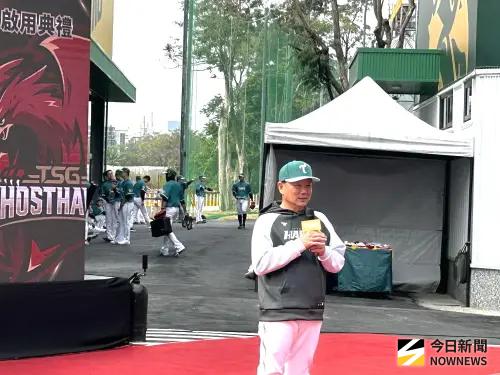 ▲台鋼雄鷹職業棒球隊總教練洪一中對皇鷹學院各項軟硬體設施，以及職業運動訓練基地均感滿意，將可提供球隊穩定且完整的訓練與生活環境。(圖／記者黃守作攝)