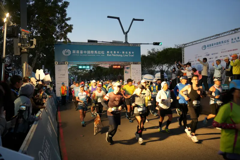 ▲首屆麗晨台中馬拉松今日在中央球場舉行，逾萬人天光未亮、頂著寒洌氣候邁步開跑。（圖／主辦單位提供）