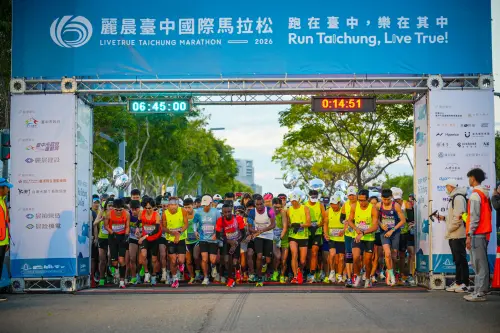 ▲首屆麗晨台中國際馬拉松今（11）日於台中中央球場開跑，吸引來自28個國家、逾萬名跑者參賽。（圖／主辦單位提供）