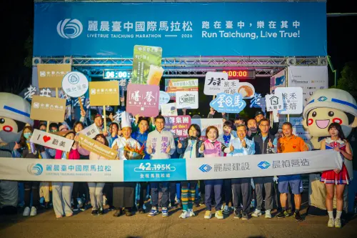 ▲麗晨建設王水樹總經理與台中市政府運動局長游志祥，攜手多家在地特色品牌代表為賽事揭開序幕。（圖／主辦單位提供）